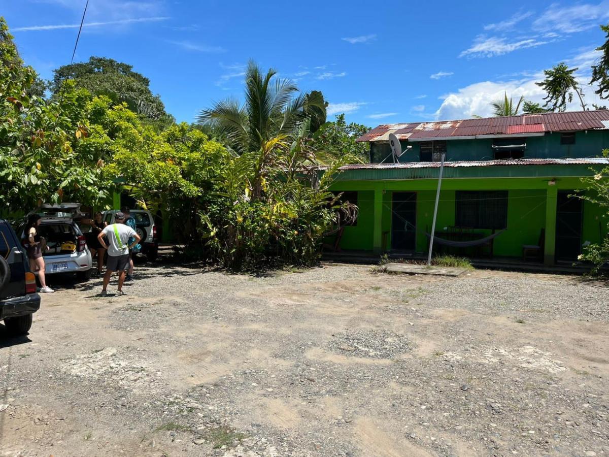 Cabinas Rhode Island Ostello Cahuita Esterno foto