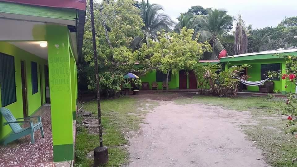 Cabinas Rhode Island Ostello Cahuita Esterno foto