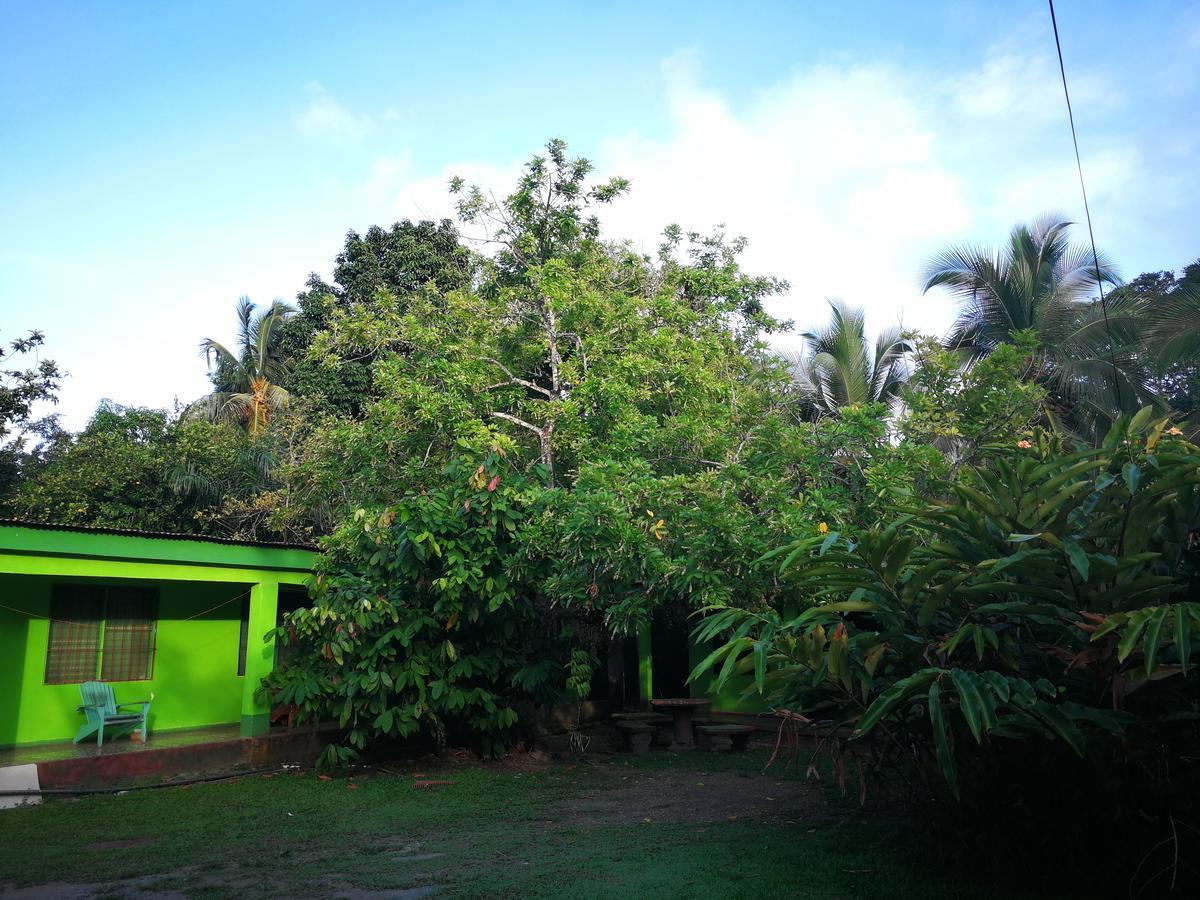 Cabinas Rhode Island Ostello Cahuita Esterno foto